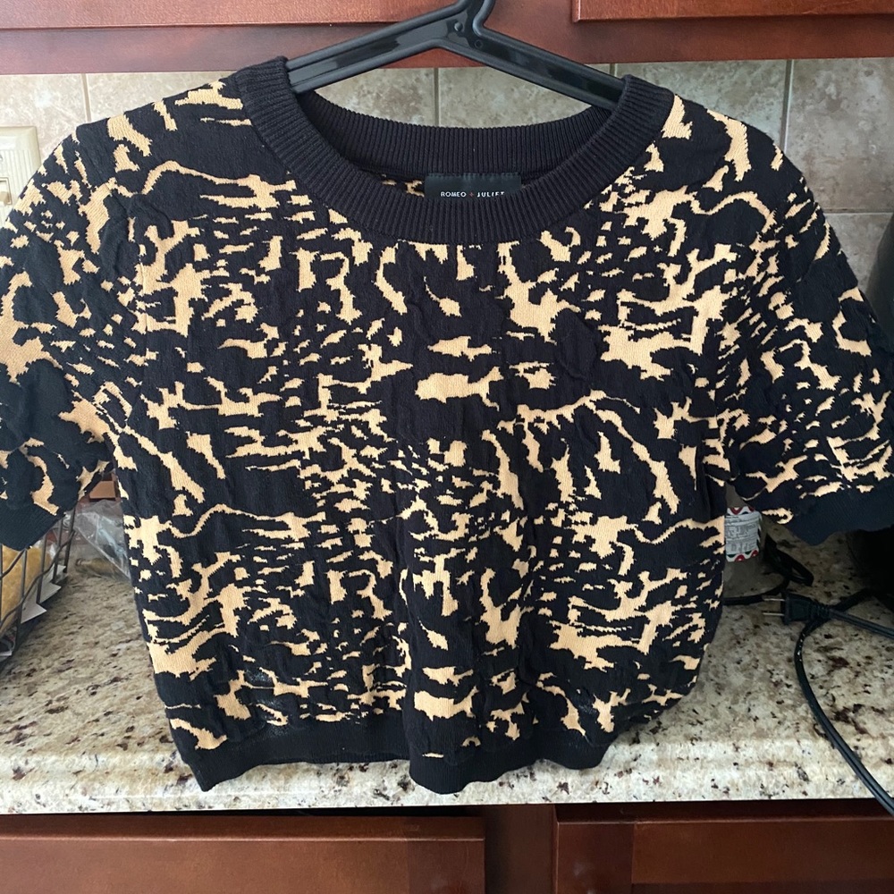 Romeo + Juliet Cropped cotton sweater.  NWT.